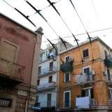 Via Bovio ci riserva anche la sorpresa dei cavi della vecchia linea del tram: disegnano sulle nostre teste un percorso che graffia il cielo per poi perdersi lontano